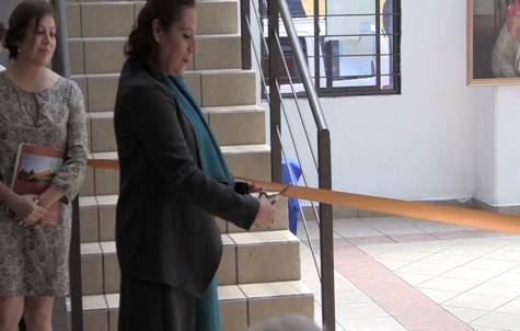 '图1 展览中心主任罗德里格斯女士在展厅举行了开幕剪彩仪式'