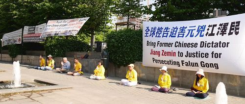 '图1:法轮功学员要求中共法办江泽民,停止迫害法轮功'