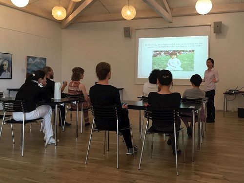 '图1:在奥胡斯市(Aarhus)中心的社区活动中心举办法轮功讲座'
