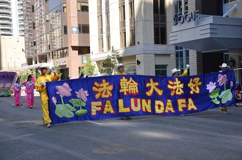 '图1:法轮功学员参加牛仔节开幕游行'