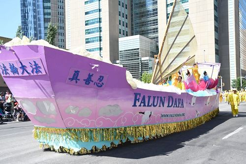 '图2:法轮功学员的大法船花车参加牛仔节开幕游行'