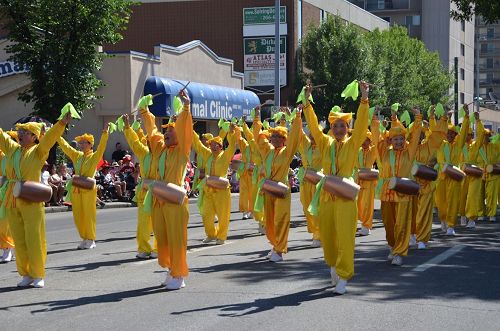 '图3:法轮功学员的腰鼓队参加牛仔节开幕游行'