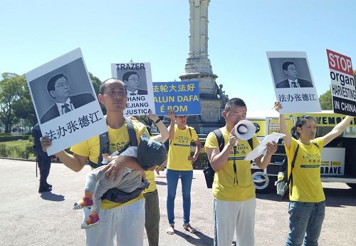 '图1~2:法轮功学员在葡萄牙里斯本总统府抗议迫害法轮功的主要罪犯之一的张德江到访'