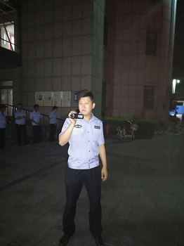 七月十二日凌晨三点半左右,在来了十四辆警车、一车特警抢夺杨玉永遗体