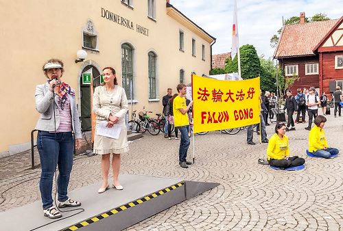 '图1:维斯比(Visby)的活动中心广场是举办各种集会的地方,学员们在这里向过往民众介绍法轮功,演示五套功法,讲述发生在中国的迫害真相。'