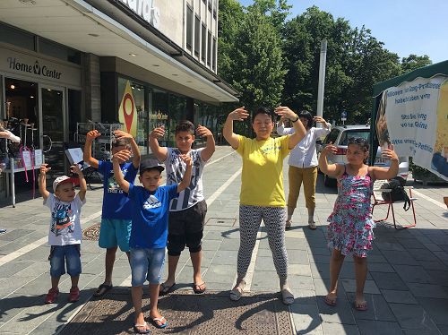 '图4,在雷根斯堡城市节上,孩子们学炼法轮功'