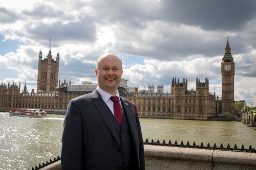 英国国会议员、苏格兰民族党议员帕特里克·格雷迪(Patrick Grady)在英国议会大厦前(网站图片)