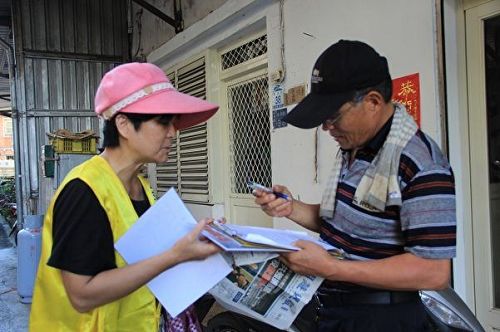 '图1~2:法轮功学员在台湾苏澳镇征集签名,谴责中共迫害'