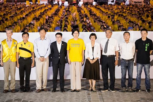 '图2:台湾各界正义人士包括新竹市议员曾资程(左2)、台北市议员徐弘庭(左4)、李庆锋(右2)、洪健益(右1)、嘉义县议员蔡鼎三(右3)等人都到场声援。'