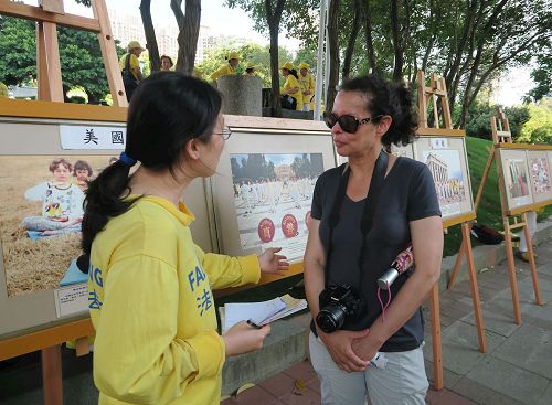 '图10:来自美国的Magdalena表示,她和丈夫都很尊敬法轮功学员。'