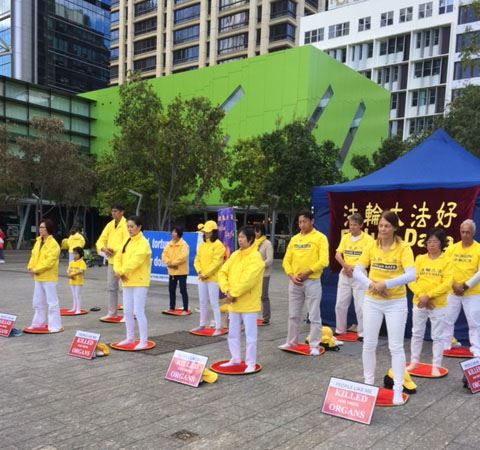 '图1:法轮功学员在布里斯本广场上的功法展示'