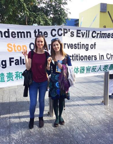'图4:意大利留学生莎莉和友人支持法轮功反迫害'