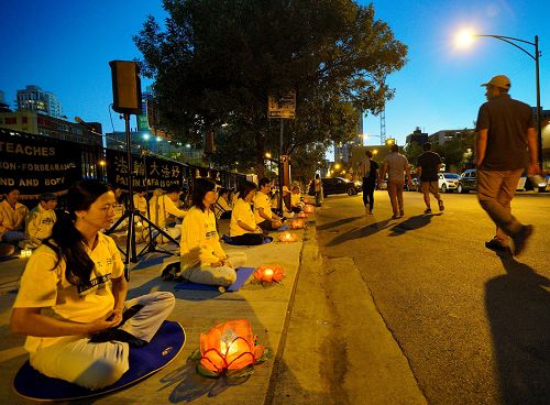 '图2-3,法轮功学员燃起烛光,悼念被中共迫害致死的中国大陆同修'