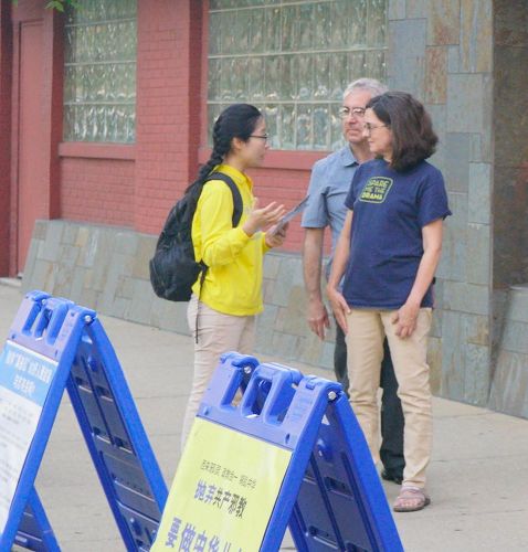 '图2~4:过往路人向学员了解法轮功真相'