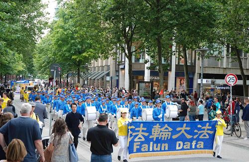 '图2:法轮功学员的游行队伍经过商业街moenckebergstraße'