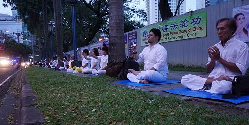 '图1~2:印尼雅加达法轮功学员中使馆前抗议中共迫害'