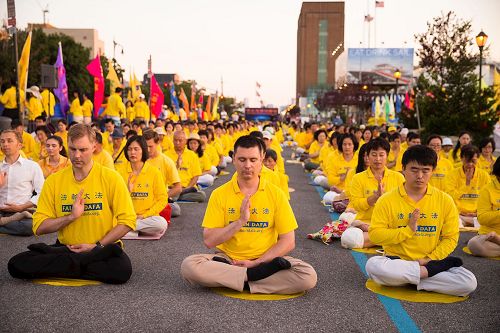 '图1~4:纽约七二零千人集会,呼吁制止迫害法轮功。'