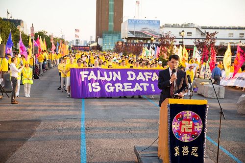 '图9:哥伦比亚大学政治学博士、时政评论员李天笑在集会上发言'