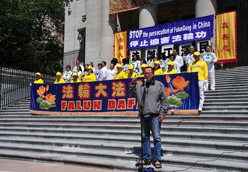 '图12:原大陆高级法官李建峰参加了集会并即席发言,他赞扬法轮功学员传播真善忍,提升道德造福子孙后代。'