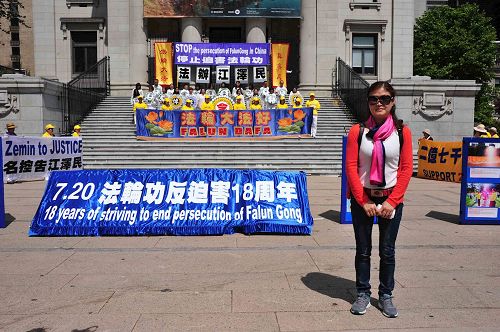 '图14:杜雪琴女士来自中国福建省,她表示对法轮功的敬意。'