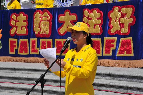 '图15:温哥华退党服务中心方女士在发言中表示,越来越人知道法轮大法好。'