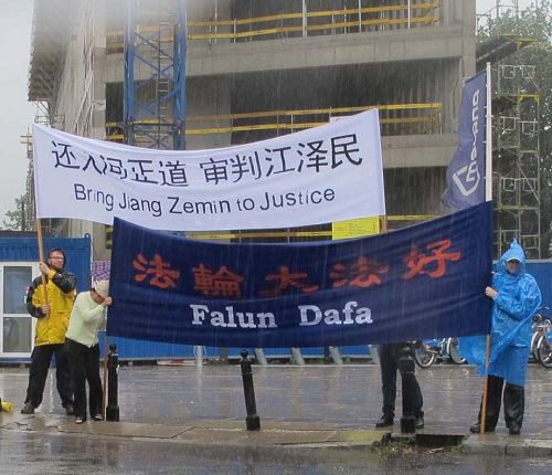 '图2:华沙议会大楼外,张德江的车队就在此条幅下缓慢通过'