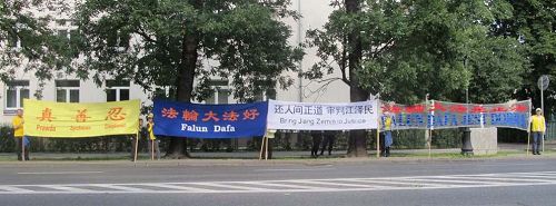 '图3:华沙Regent酒店外法轮功学员向参加会议的中波政要们展示法轮功条幅'