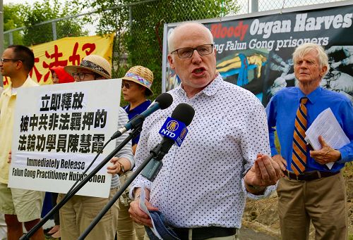 图2:Alex Neve先生在集会上说:“十八年的迫害是全球的耻辱。”