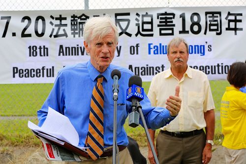 图4:前亚太司司长David Kilgour在发言中称,延续至今的长达十八年的对广大法轮功学员的迫害为新兴的反人类罪。