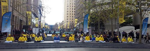 图1:二零一七年七月十九日,在法轮功反迫害十八周年之际,悉尼各界民众和众多法轮功学员在金融和政界聚集地马丁广场(Martin Place)举办活动