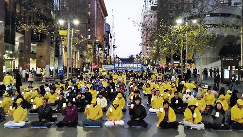 图2:法轮功学员们夜幕中举办烛光悼念活动