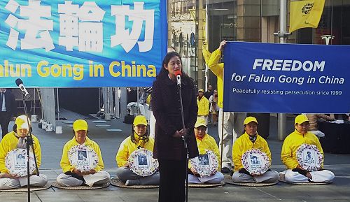 图3:法轮大法澳洲佛学会会长赵露西(Lucy Zhao)博士在集会上发言