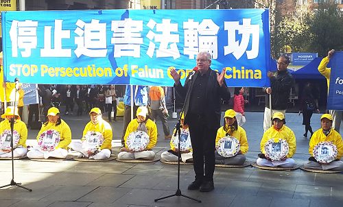 图4:澳洲勋章获得者、团结教会艾士菲教区牧师比尔.库尔斯(Bill Crews)在集会上发言