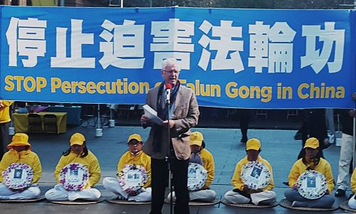 图6:悉尼大学价值观伦理与医学法学院的副教授保罗.马尼尔(Paul Macneill)在集会上发言