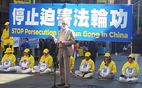 图7:中国信息网站编辑、人权活动家鲍勃.维尼康博(Bob Vinnicombe)先生在集会上发言