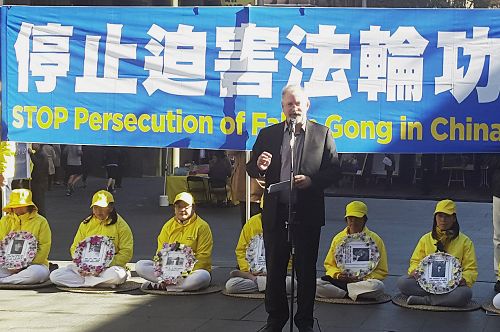 图8:天主教周刊主编彼得(Peter Rosengren)在集会上发言