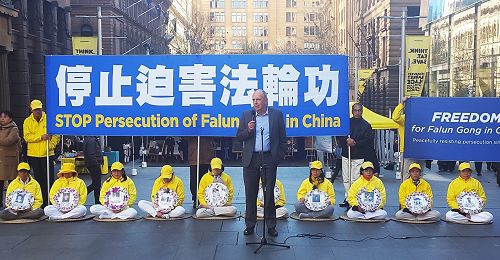 图9:悉尼律师EOP成员基思(Keith Spencer )在集会上发言