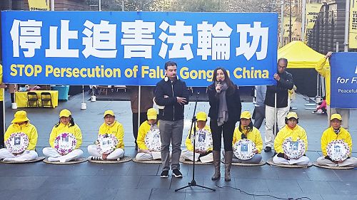 图10:EOP委员会副主席苏西(Susie Hughes )和过路人Lesser Jydrey(左) 在集会上发言