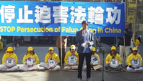 图11:受迫害法轮功代表埃里克(Eric Jia)在集会上发言