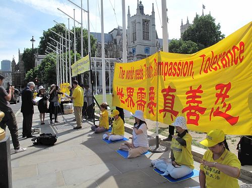 '图1~2:二零一七年七月十八日,部份英国法轮功学员又一次来到英国议会大厦前广场举行讲真相反迫害活动。'