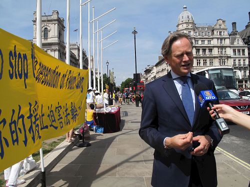 '图7:二零一七年七月十八日,英国国会议员马修·奥佛德(MP Matthew Offord)来到法轮功学员讲真相反迫害现支持。'