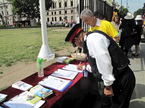 '图8:威斯敏斯特(westminster)地方协管员(wardens)签名支持法轮功学员反迫害。'