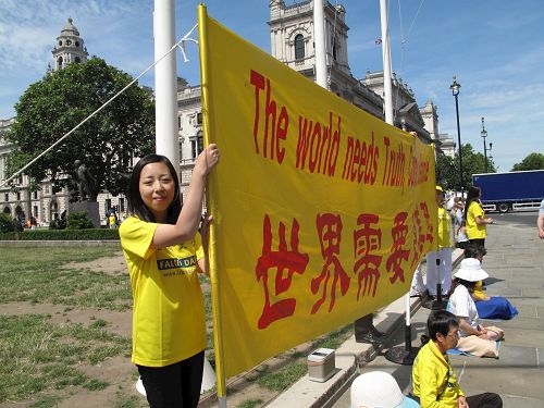 '图2:二零一七年七月十八日,艾米在英国议会大厦前参加法轮功学员讲真相反迫害活动'