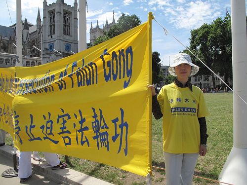 '图3:二零一七年七月十八日,陈蕾在英国议会大厦前参加法轮功学员讲真相反迫害活动'