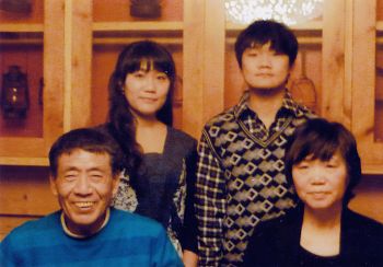 '孙德坤全家(左起:前排孙德坤、邢安梅,后排女儿孙莺莺、儿子孙英男)'