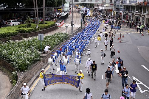 图1-3. 香港七一大游行中,法轮功学员成为最令人瞩目的队伍。