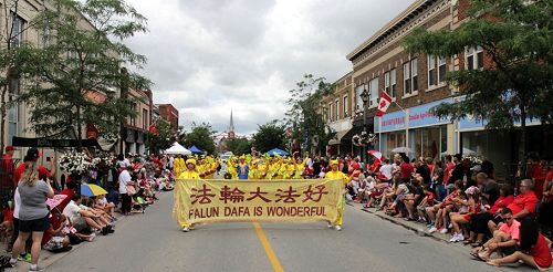 图6:多伦多腰鼓队一早赶到尼加拉瓜瀑布(Niagara Falls)参加11点的游行。