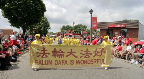 图7:腰鼓队回到多伦多参加4点的士嘉堡市(Scarborough)的国庆大游行。