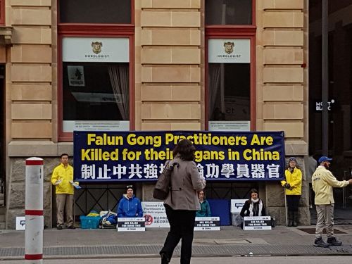 '图1~2:西澳法轮功学员于首府珀斯最繁荣的商业中心圣乔治街(St Georges Terrace)展开讲真相活动'