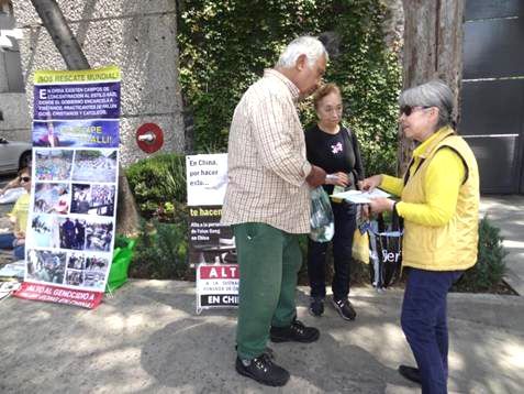 '图3:法轮功学员在中使馆前讲真相'